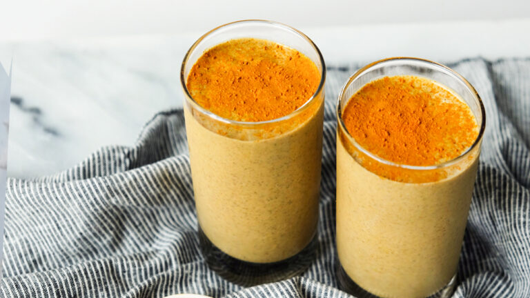 Golden Turmeric Smoothie: A Delicious Drink for Stronger Joints